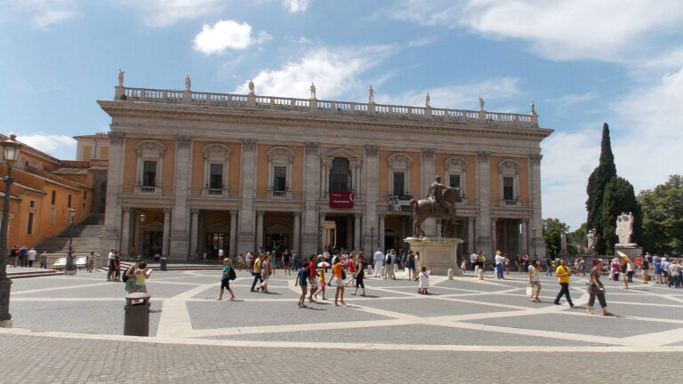 Campidoglio e la sua Piazza Tour Bike Scooter Vespa Tuk Tuk Rome