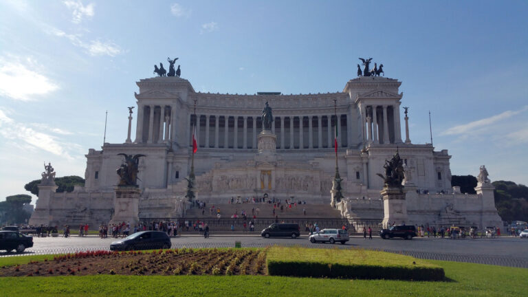 Piazza Venezia Tour Bike Scooter Vespa Tuk Tuk Rome